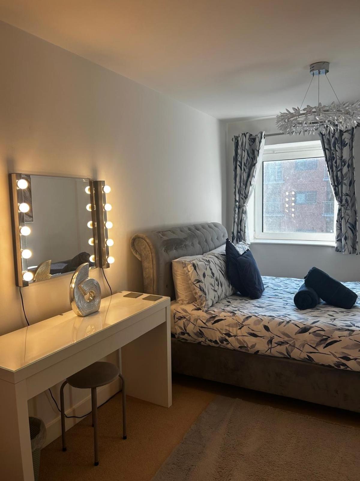 City Centre Apartment. Wrexham Eksteriør bilde