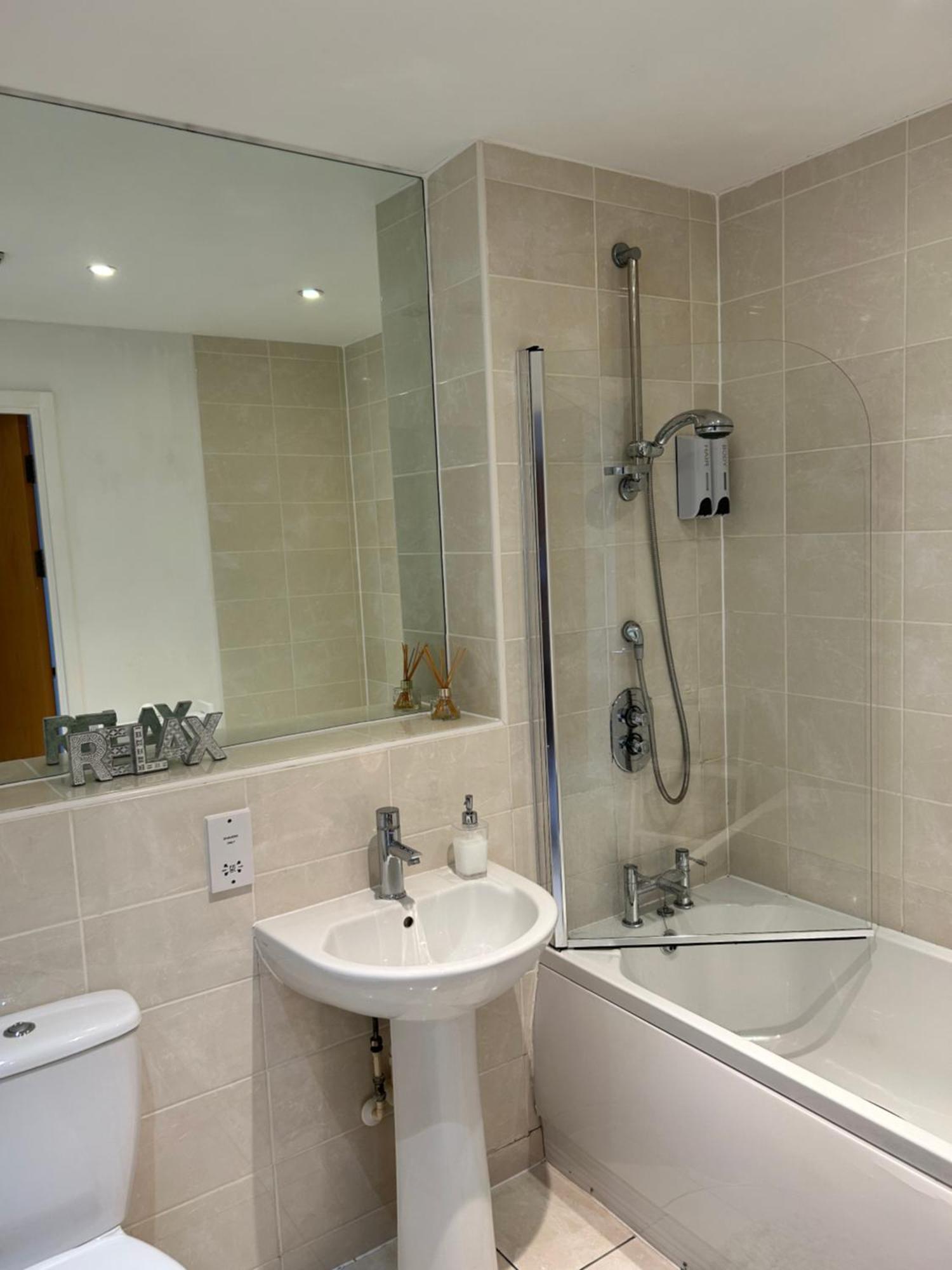 City Centre Apartment. Wrexham Eksteriør bilde